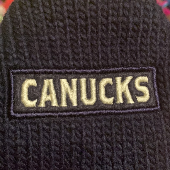 NWOT Knitted Canucks Mittens - Picture 2 of 7
